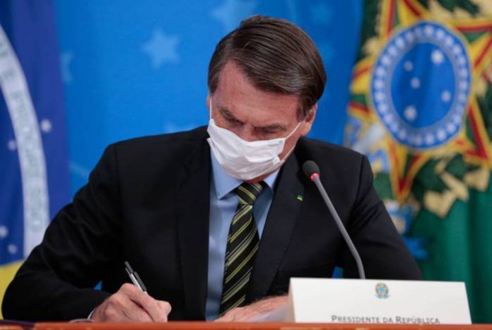Bolsonaro edita MP que permite suspensão de contrato de trabalho por 4 meses