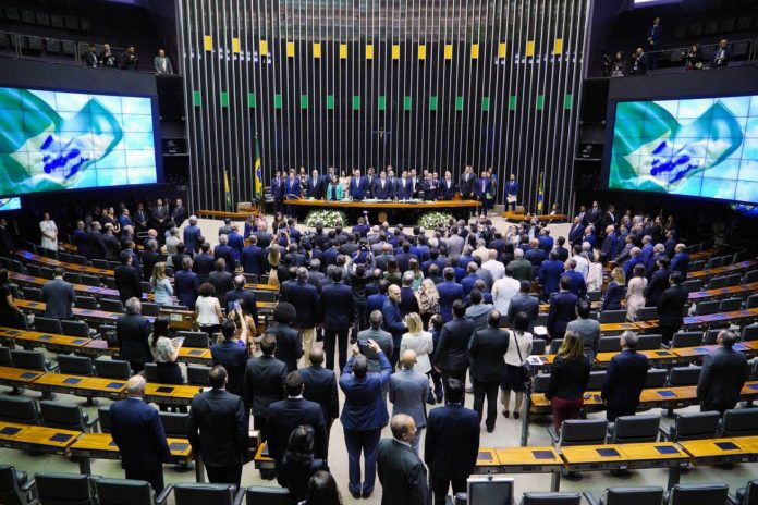 Câmara aprova ajuda de R$ 600 por mês a trabalhador informal