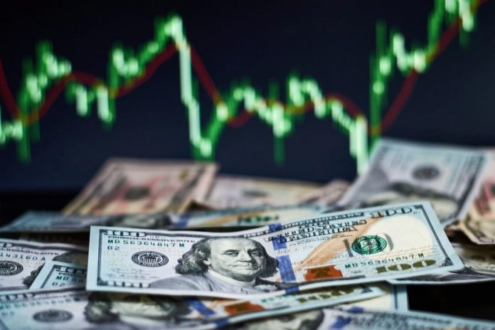 Dólar opera em queda e volta ao patamar de R$ 4,70 logo após de bater recorde histórico