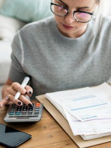 mulher fazendo calculo imposto de renda