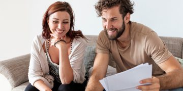 casal conferindo o programa desenrola.