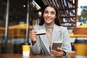 Mulher empreendedora com seu cartão de crédito MEI.