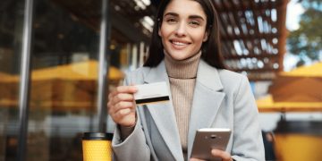 Mulher empreendedora com seu cartão de crédito MEI.