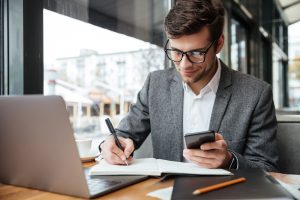 Empreendedor descobrindo como comprovar renda sendo mei e conferindo documentos.