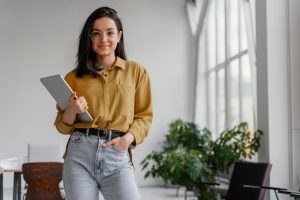 Mulher com tablet em sua mão, cuidando do negócio e descobrindo como comprovar renda sendo mei.