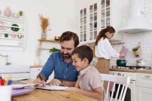 Un padre haciendo un Planificación Financiera Familiar con ele niño. 