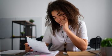 Mulher tentando entender como evitar superendividamento.