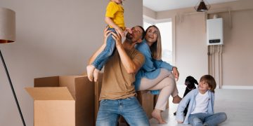 familia feliz em su casa, con o crédito para vivienda.