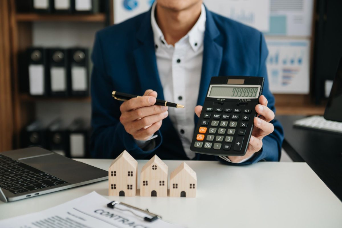 Hombre calculando un financiamiento inmobiliario en México.