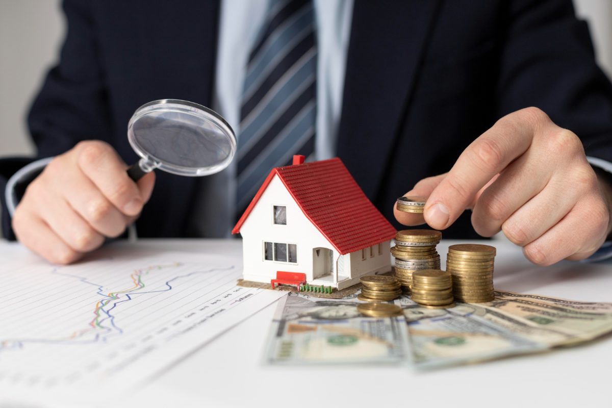 Persona revisando un financiamiento inmobiliario en México, con dinero sobre la mesa.