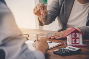 financiamiento inmobiliario en chile con persona entregando la llave de la propriedad.