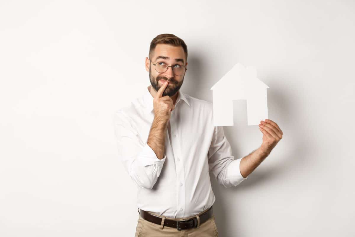 Homem com dúvidas sobre golpes minha casa minha vida.