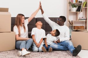 familia feliz com casa próprio do minha casa minha vida cidades.