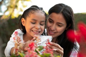 feliz madre e hija con programa prospera.