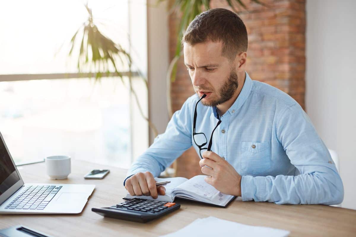 hombre cuidando la salud financiera