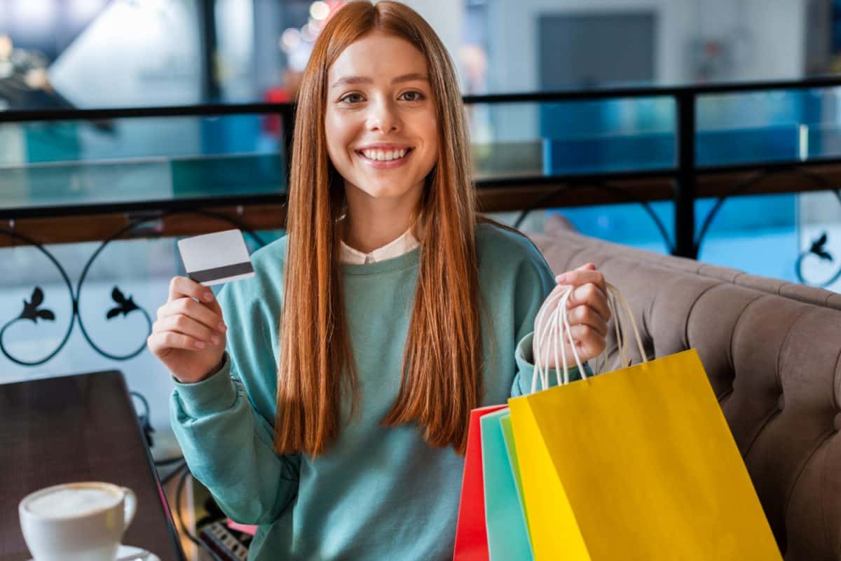 Mujer comprando y usando tarjetas de crédito en Argentina.