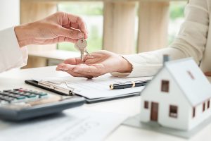 pessoa aproveitando os tipos de financiamento imobiliário para conseguir a casa própria. 