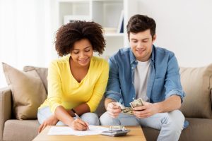 pareja evaluando la amortización del préstamo.