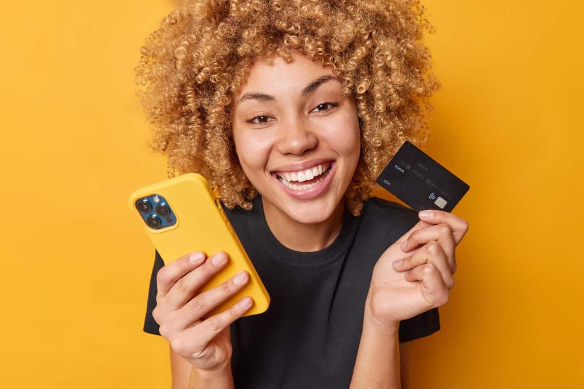 A happy woman using the BMO World Elite Mastercard.