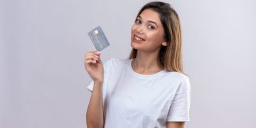 Mujer usando la Tarjeta Bice Visa Platinum.