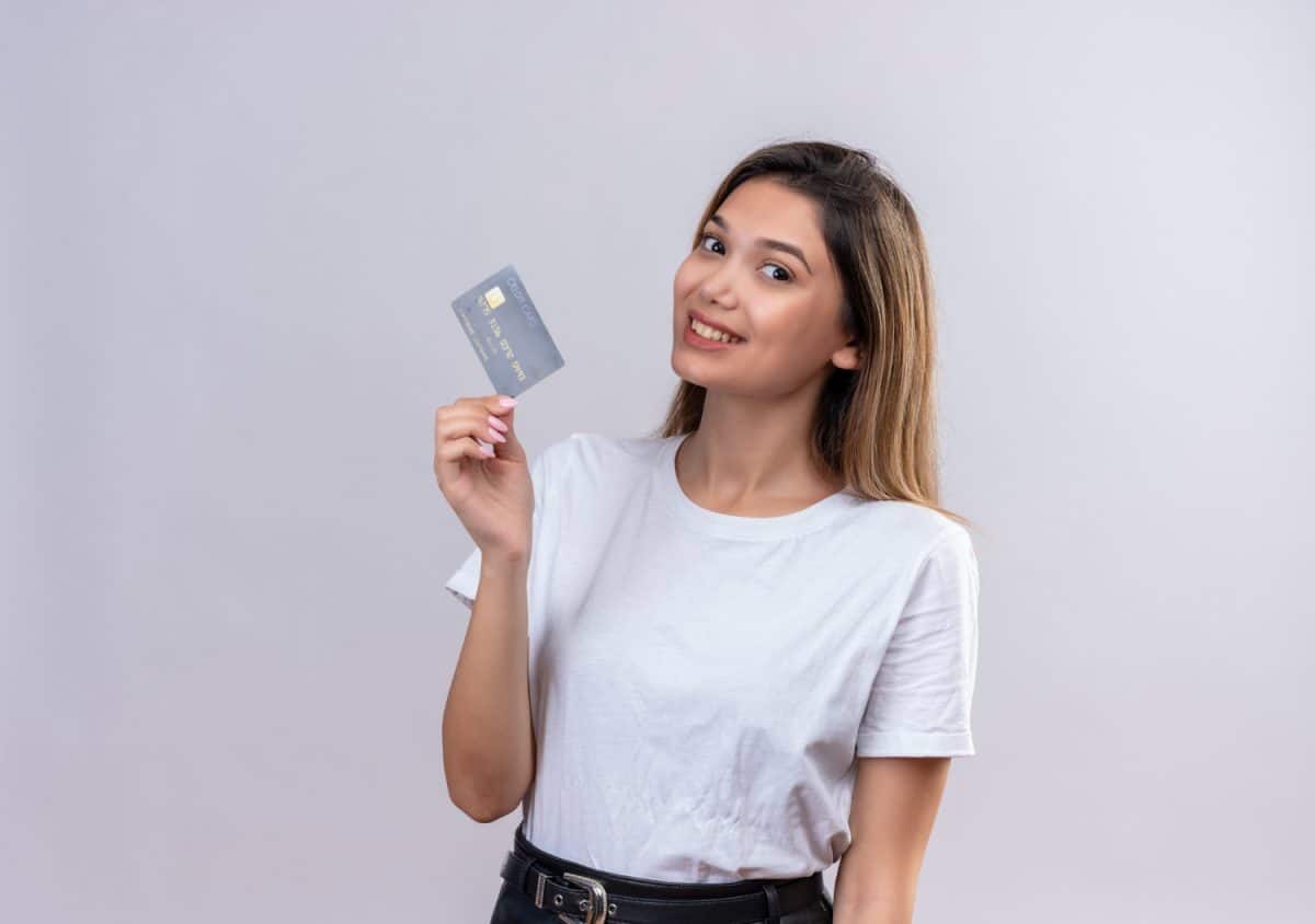 Mujer usando la Tarjeta Bice Visa Platinum.