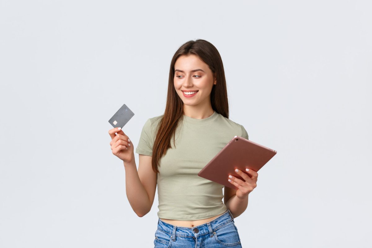 mujer feliz con su tarjeta Bice Visa Platinum.