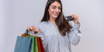 Mujer usando la Tarjeta Falabella Mastercard.