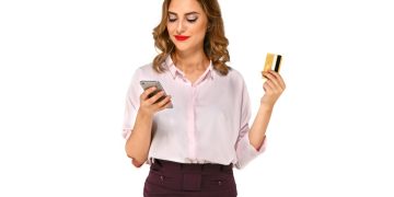 Mujer usando Scotiabank Visa Gold