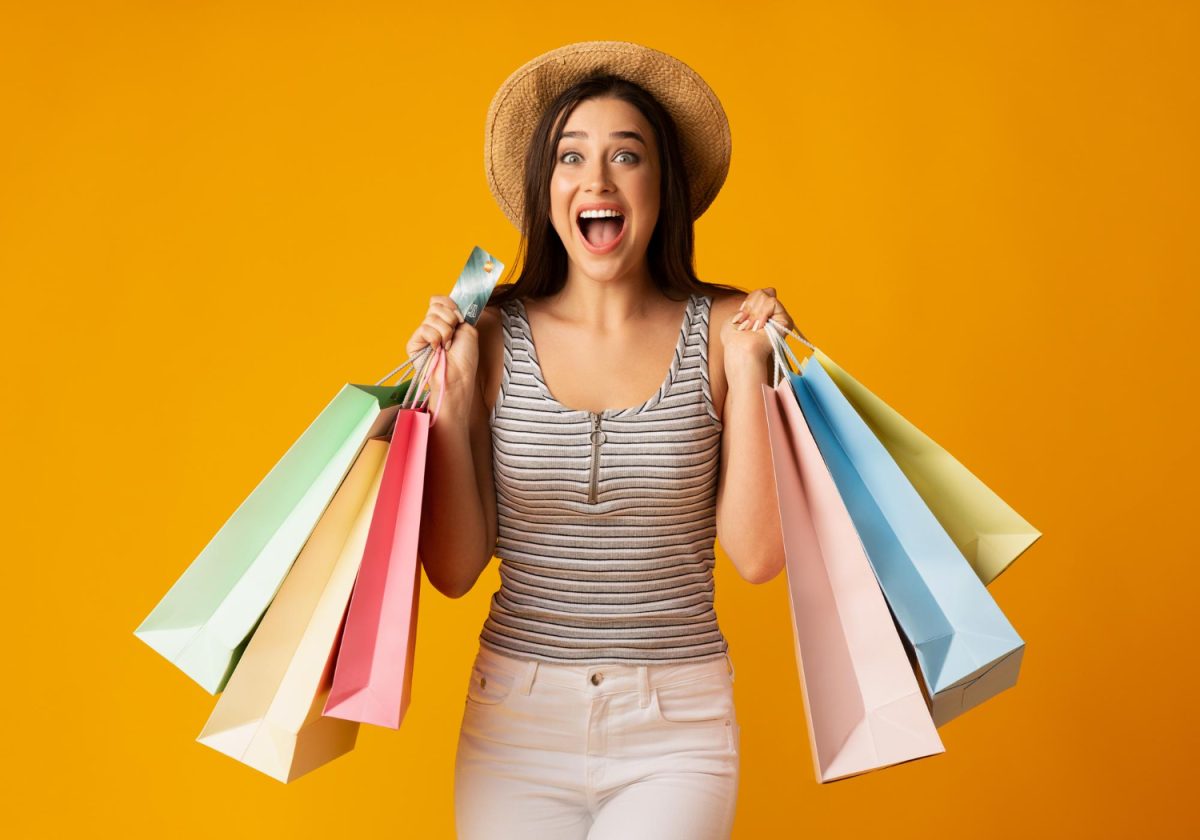 Mujer feliz haciendo compras con Security Mastercard black One.