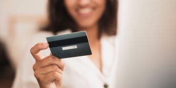 Mujer usando tarjeta Banco Internacional Mastercard.