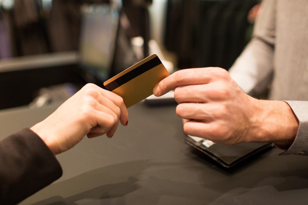 Persona usando la tarjeta Consorcio Visa
