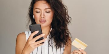 Mujer usando la Tarjeta Consorcio Visa.