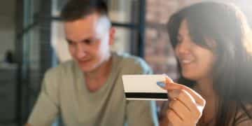 Pareja usando Tarjeta Itaú Visa.