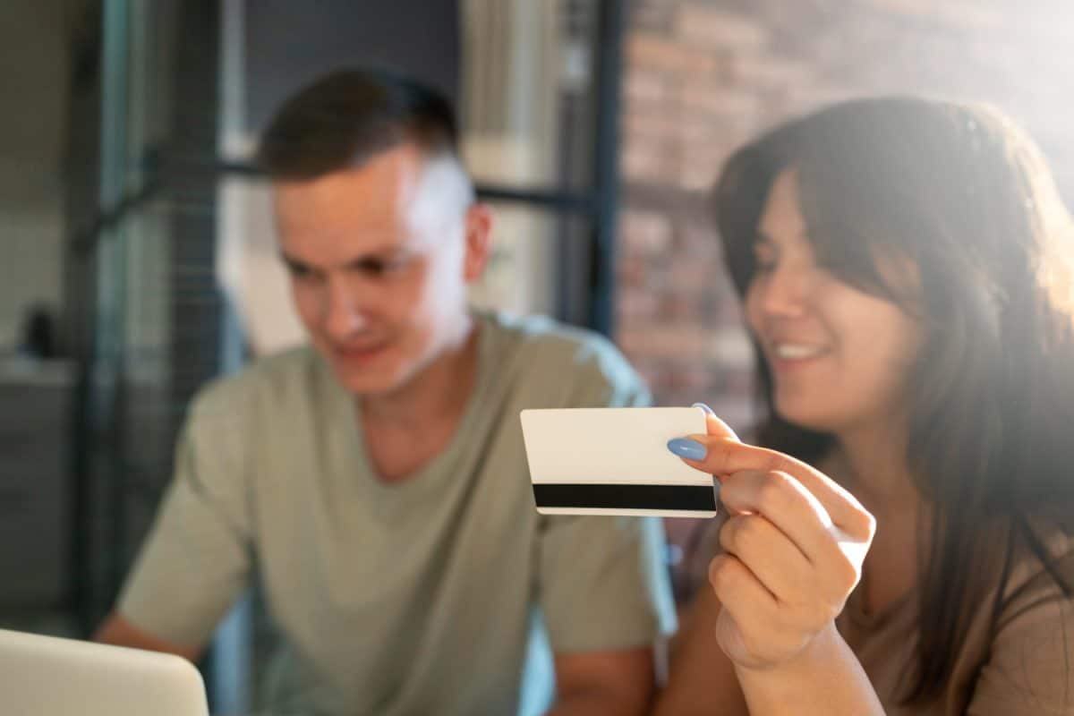 Pareja usando Tarjeta Itaú Visa.