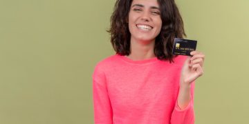 Mujer feliz usando Tarjeta Itaú Visa.