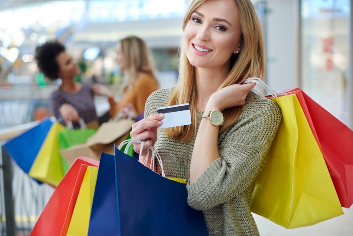 Mujer feliz de compras con Tarjeta Ripley Mastercard.