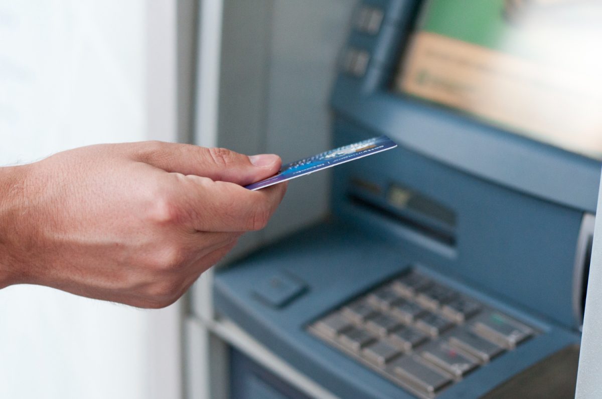 persona protegiéndose de Tarjeta Robada o Perdida.