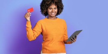 Mujer feliz con Tarjeta Visa Smart Estado.