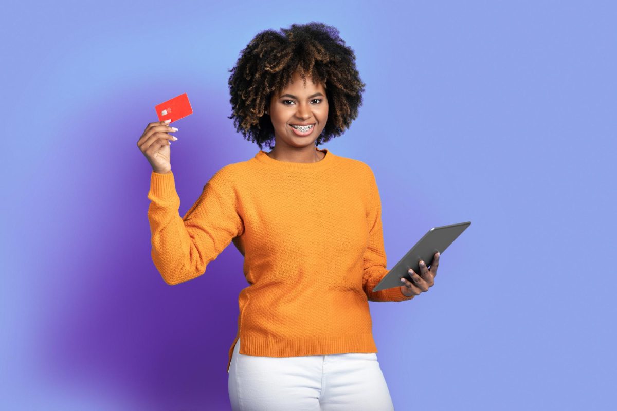 Mujer feliz con Tarjeta Visa Smart Estado.