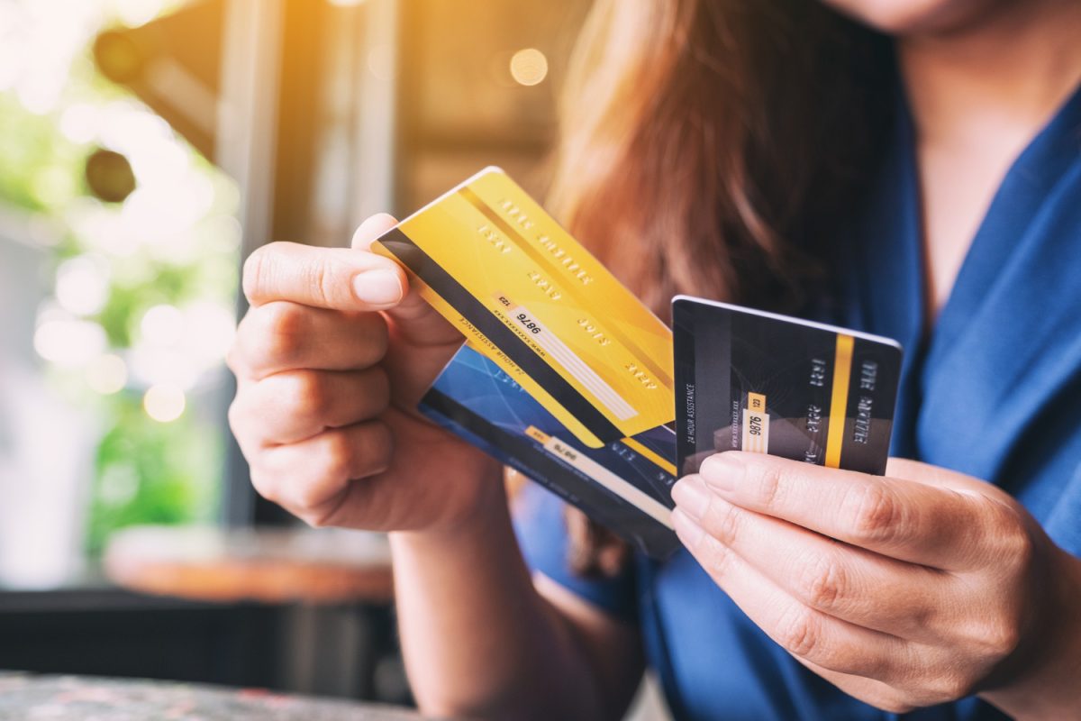 Mujer elegiendo la tarjeta chile mastercard gold