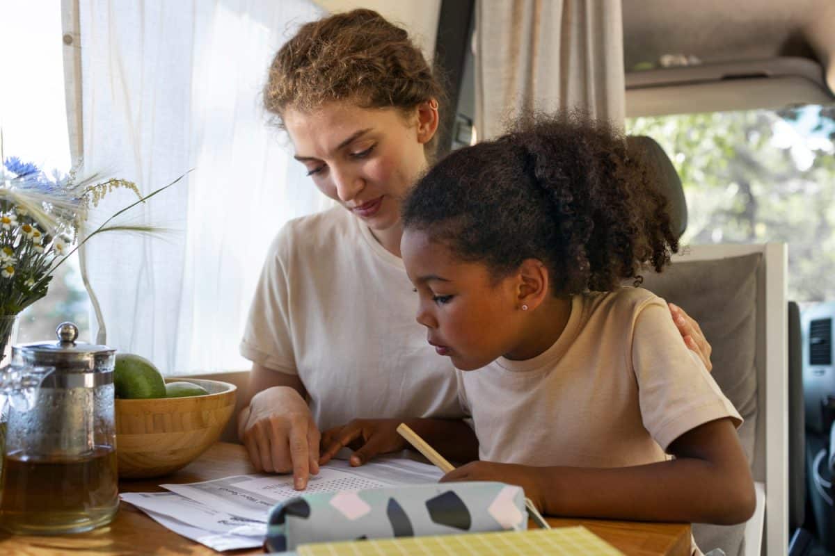 Madre enseñando educación financiera a los niños.