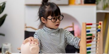 educación financiera a los niños con una niña estudiando.