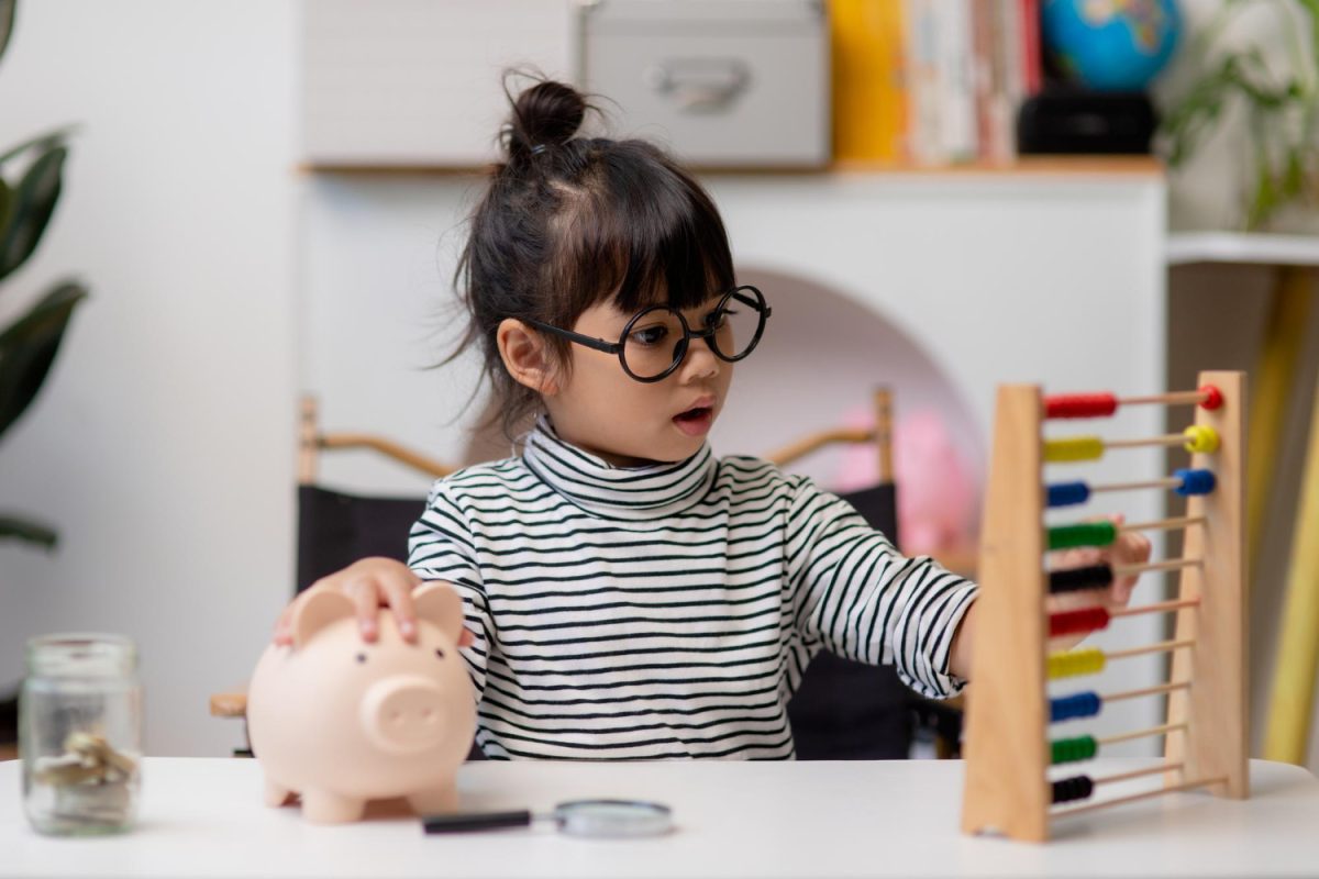 educación financiera a los niños con una niña estudiando.