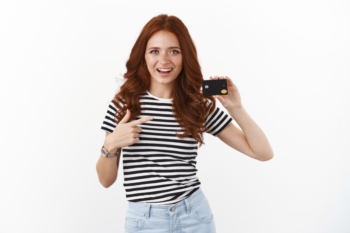 A happy woman using the BMO Cashback World Elite Mastercard.