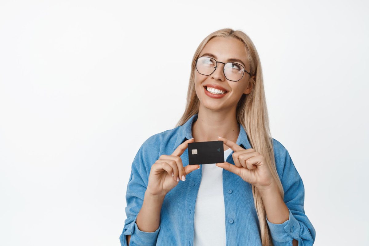A girl using the CIBC Aventura Visa Infinite.