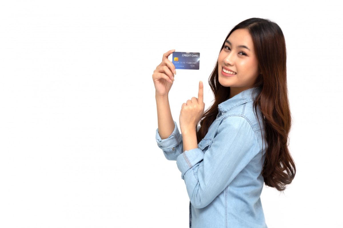 A happy girl using the Conexus Cash Back mastercard.