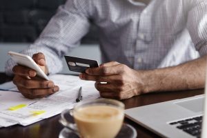 una persona usando la tarjeta Coopeuch Mastercard