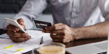 una persona usando la tarjeta Coopeuch Mastercard