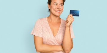 Mujer usando la Tarjeta Entel Visa.