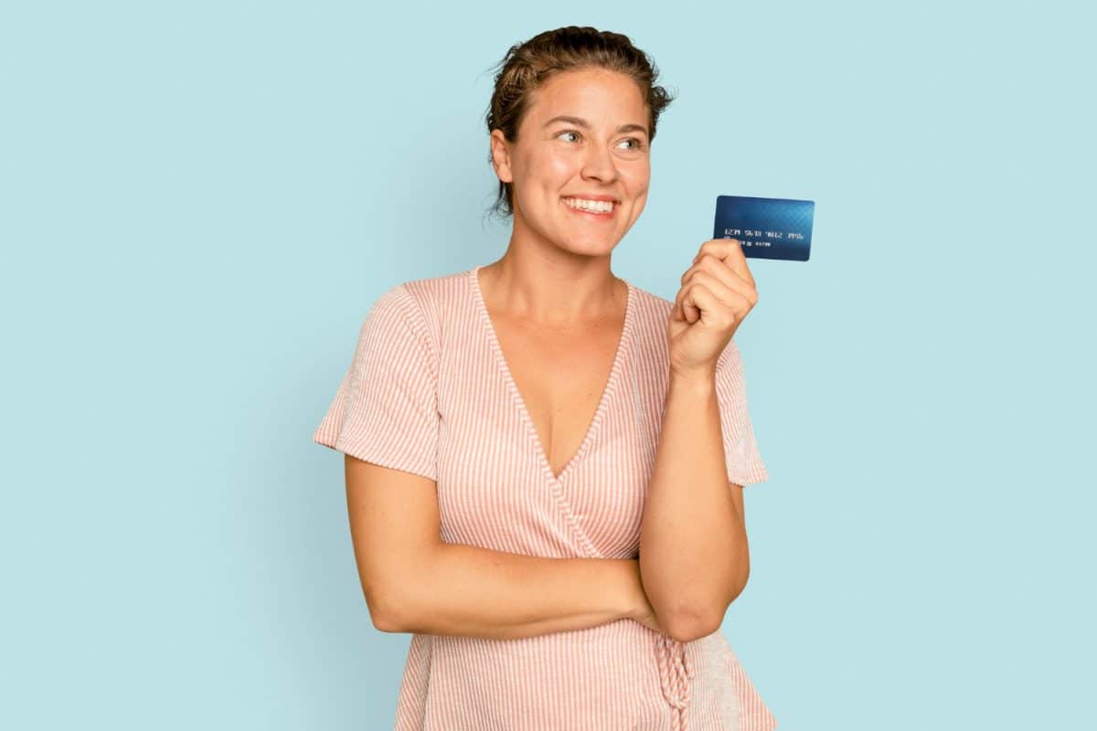 Mujer usando la Tarjeta Entel Visa.